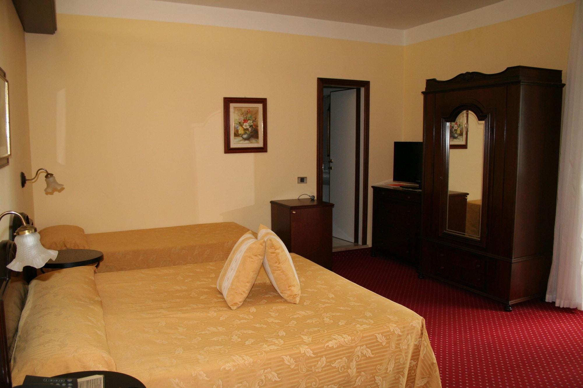 Hotel Milano Helvetia - In Centro Con Piscina ริชโชเน ภายนอก รูปภาพ