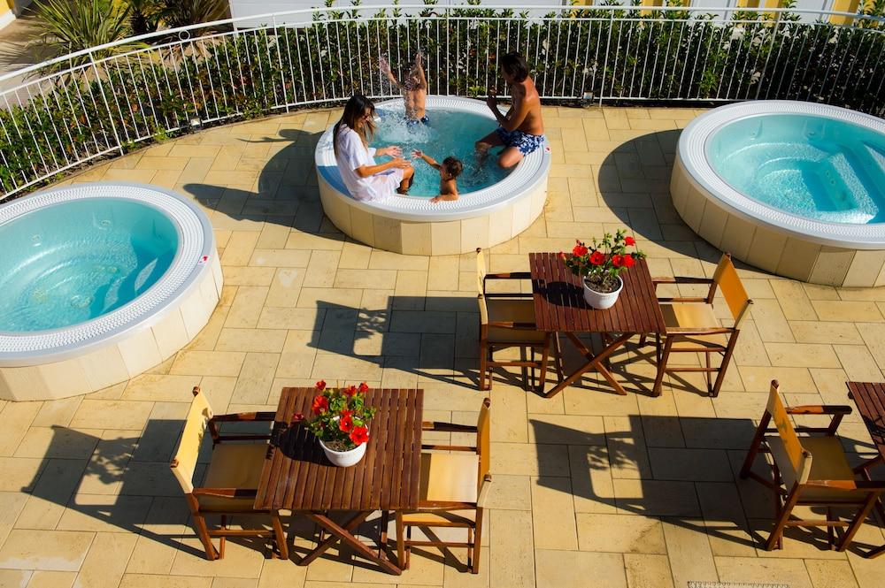Hotel Milano Helvetia - In Centro Con Piscina ริชโชเน ภายนอก รูปภาพ