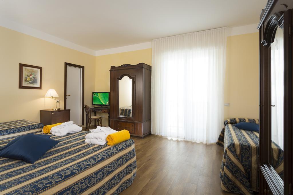 Hotel Milano Helvetia - In Centro Con Piscina ริชโชเน ภายนอก รูปภาพ