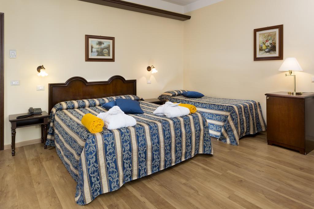 Hotel Milano Helvetia - In Centro Con Piscina ริชโชเน ภายนอก รูปภาพ