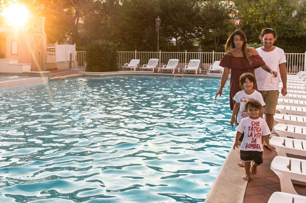 Hotel Milano Helvetia - In Centro Con Piscina ริชโชเน ภายนอก รูปภาพ