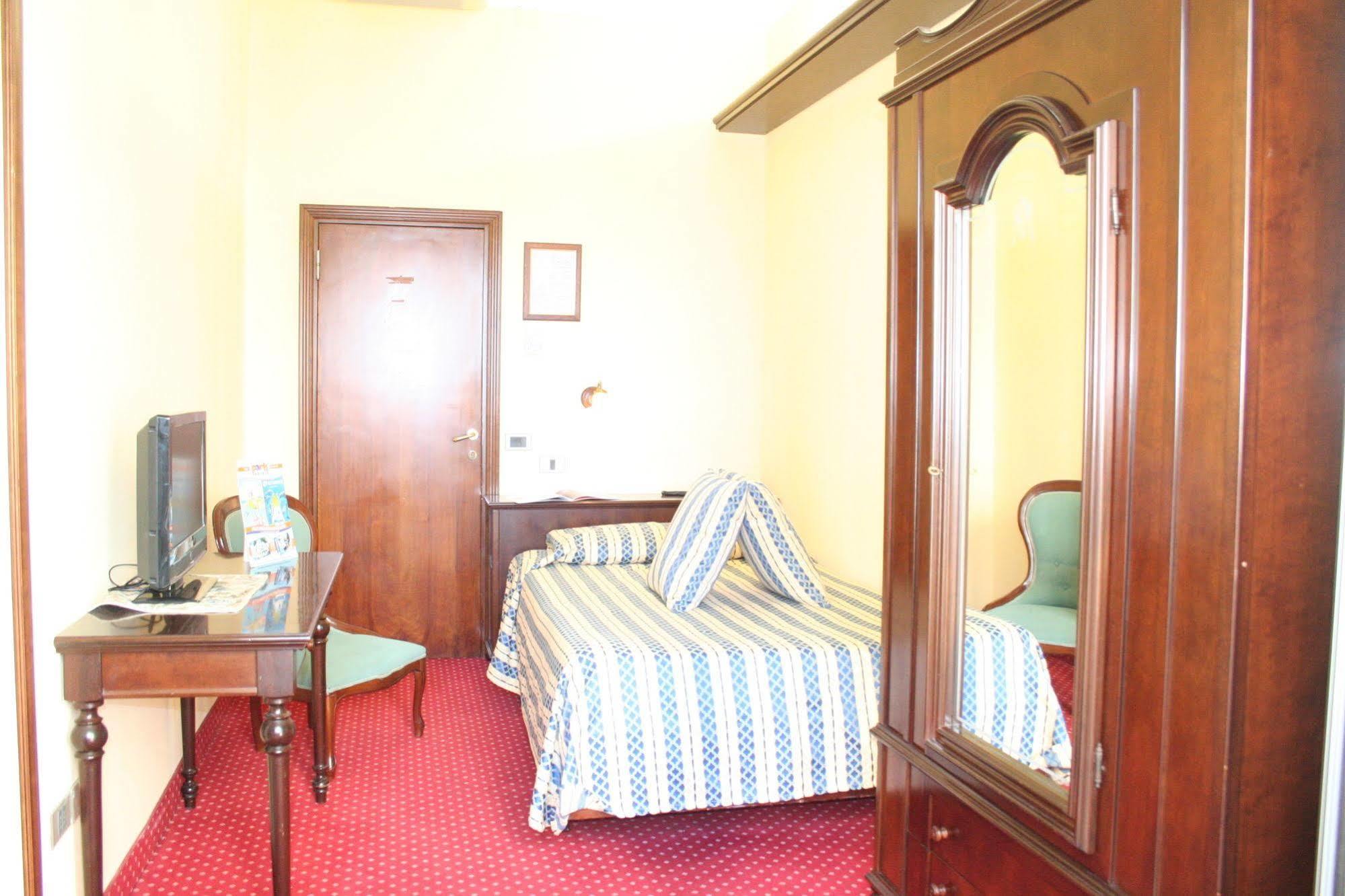 Hotel Milano Helvetia - In Centro Con Piscina ริชโชเน ภายนอก รูปภาพ