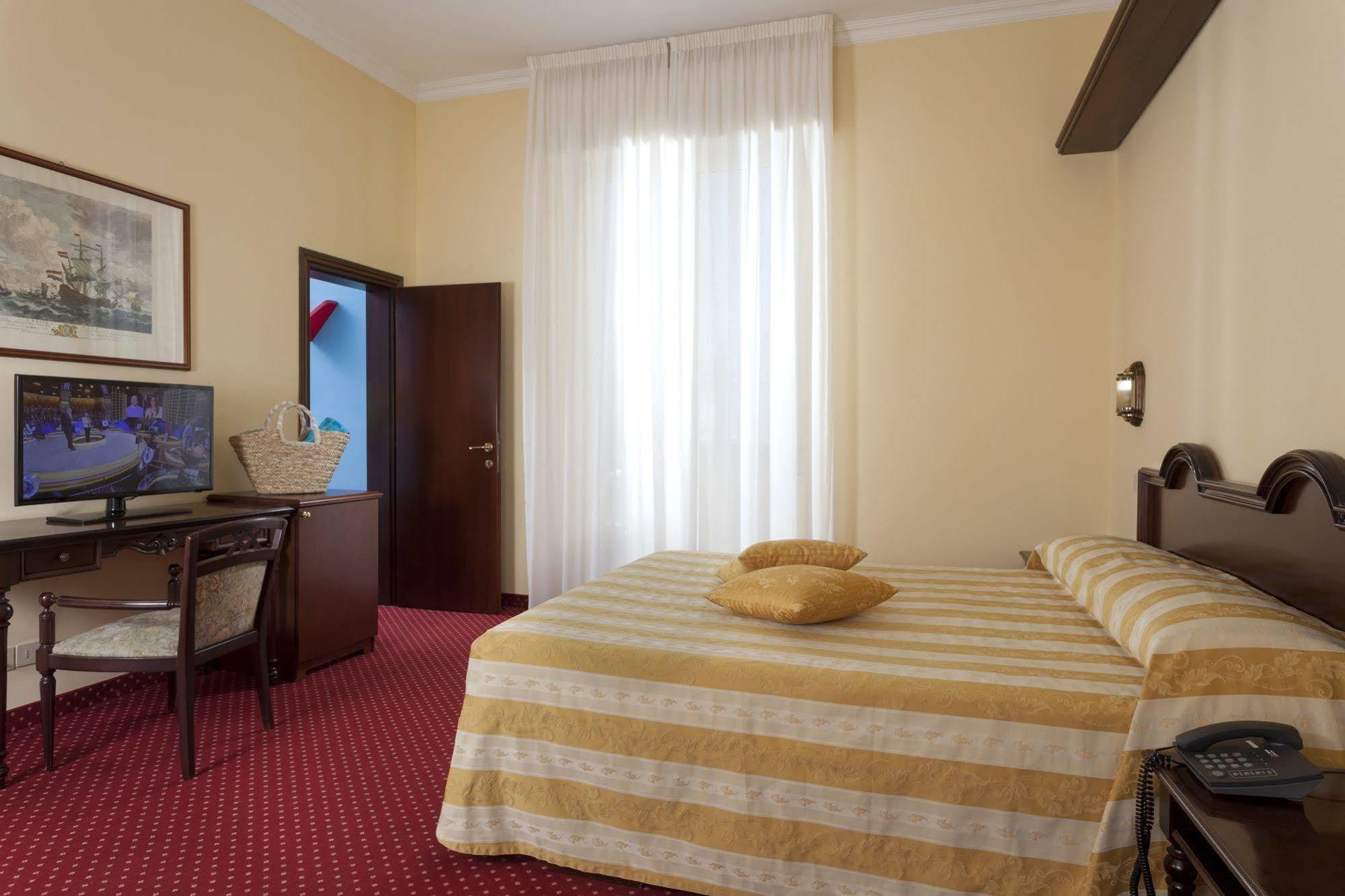 Hotel Milano Helvetia - In Centro Con Piscina ริชโชเน ภายนอก รูปภาพ