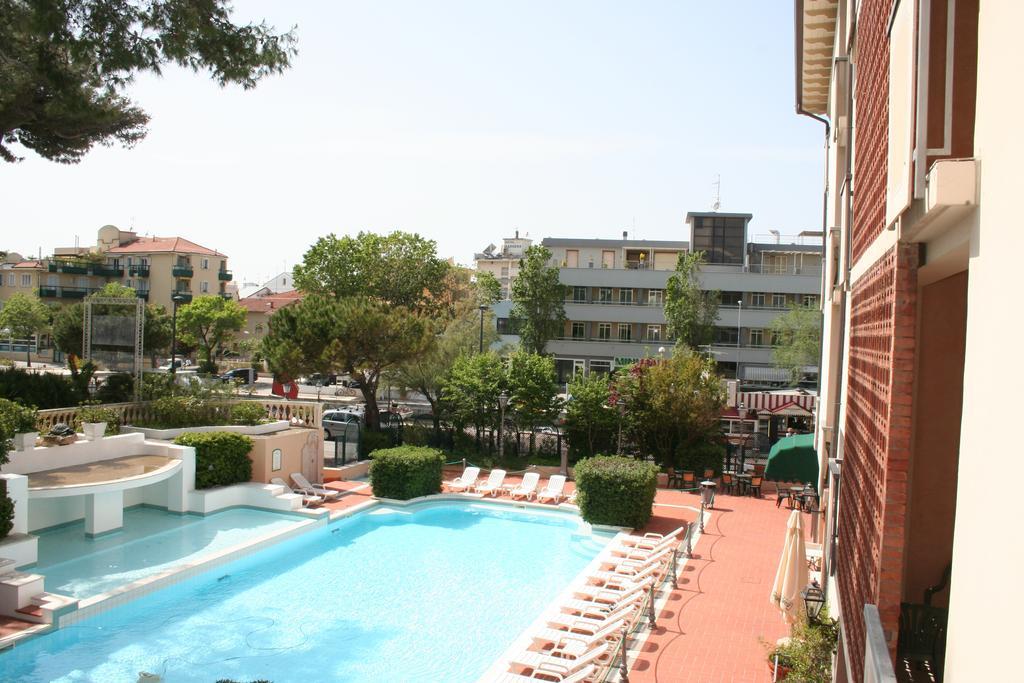 Hotel Milano Helvetia - In Centro Con Piscina ริชโชเน ภายนอก รูปภาพ